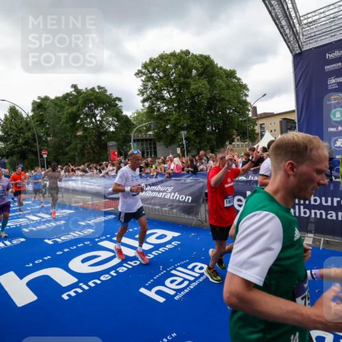29.06.2025 - hella hamburg halbmarathon Zöllner http://msf.ph/oto/8416758 29.06.2025 10:50:23 Ziel 4247, 4933, 7930, 7932, 8899, 8921, 12035, 12949, 13609, 13690, 14034, 16000, 16242, 18499, 18811, 19040 meine-sportfotos.de