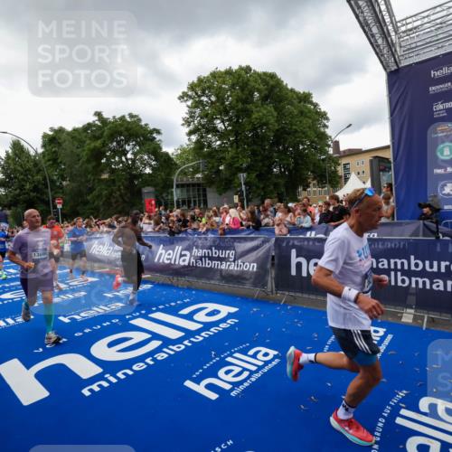 29.06.2025 - hella hamburg halbmarathon Zöllner http://msf.ph/oto/8416766 29.06.2025 10:50:23 Ziel 4247, 4933, 7930, 7932, 8899, 8921, 12035, 12949, 13609, 13690, 14034, 16000, 16242, 18499, 18811, 19040 meine-sportfotos.de
