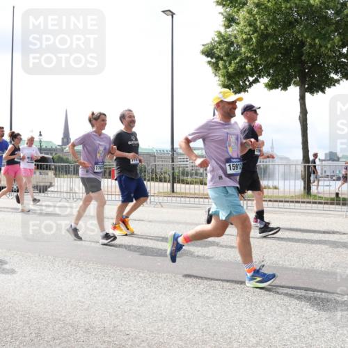 29.06.2025 - hella hamburg halbmarathon Lena Gebhardt http://msf.ph/oto/8416771 29.06.2025 10:42:25 Lombardsbrücke 541, 1458, 110, 107, 15912, 12, 1039, 1150, 1360, 1624, 1752, 1929, 1957, 1994, 2069, 2134, 2145, 2401, 2523, 2538, 2580, 2940, 2941, 2974, 3276, 3326, 3568, 3605, 3874, 4329, 4334, 4353, 4735, 4736, 4778, 4885, 4891, 4892, 5403, 5417, 5419, 5671, 5810, 6120, 6136, 6153, 6764, 6828, 6837, 6917, 7040, 7260, 7357, 7513, 7557, 7666, 8014, 8459, 8525, 8526, 8529, 8712, 8816, 8908, 9008, 9223, 9370, 9980, 10027, 10454, 10532, 10623, 10697, 13241 meine-sportfotos.de