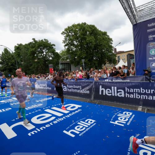 29.06.2025 - hella hamburg halbmarathon Zöllner http://msf.ph/oto/8416772 29.06.2025 10:50:23 Ziel 4247, 4933, 7930, 7932, 8899, 8921, 12035, 12949, 13609, 13690, 14034, 16000, 16242, 18499, 18811, 19040 meine-sportfotos.de