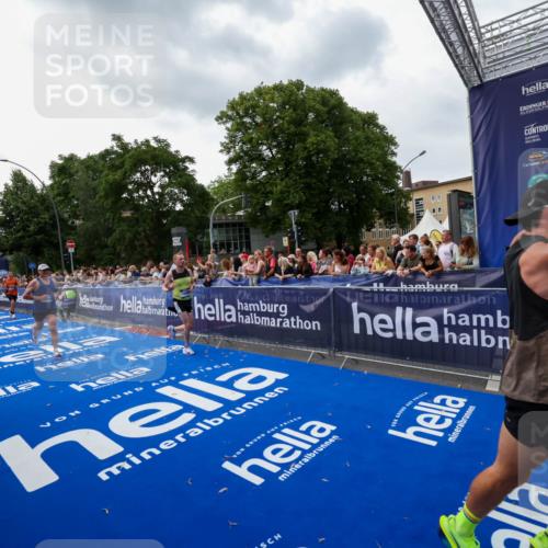 29.06.2025 - hella hamburg halbmarathon Zöllner http://msf.ph/oto/8416792 29.06.2025 10:28:07 Ziel 10485, 12189, 13383, 14757, 15883, 17488 meine-sportfotos.de