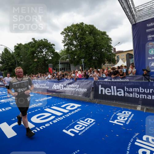 29.06.2025 - hella hamburg halbmarathon Zöllner http://msf.ph/oto/8416807 29.06.2025 10:50:28 Ziel 4127, 4247, 6795, 8899, 11455, 12035, 12624, 14034, 14626, 17319, 18394 meine-sportfotos.de
