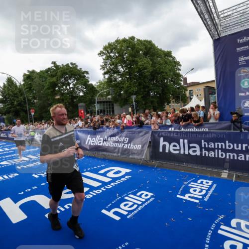 29.06.2025 - hella hamburg halbmarathon Zöllner http://msf.ph/oto/8416811 29.06.2025 10:50:28 Ziel 4127, 4247, 6795, 8899, 11455, 12035, 12624, 14034, 14626, 17319, 18394 meine-sportfotos.de