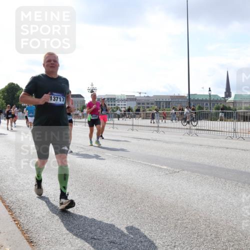 29.06.2025 - hella hamburg halbmarathon Lena Gebhardt http://msf.ph/oto/8416812 29.06.2025 10:05:16 Lombardsbrücke 13717, 8999, 1126, 1559, 1863, 1936, 1981, 2288, 2298, 2424, 2628, 3071, 3413, 3578, 4014, 4220, 4394, 4538, 4782, 4951, 5073, 6059, 6907, 6908, 7302, 7826, 8089, 8999, 9007, 9019, 9075, 9165, 9559, 9680, 10343, 10694, 11088, 11551, 11595, 11784, 11873, 12557, 13221, 13242, 13327, 13717, 14203, 14465, 14642, 16092, 16134, 16357, 16478, 16546, 16579, 16847, 17112, 17707, 17814, 17818, 18189, 18616, 18617, 19034 meine-sportfotos.de