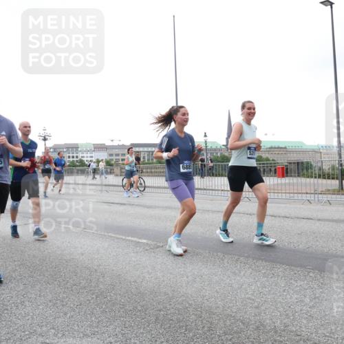 29.06.2025 - hella hamburg halbmarathon Lena Gebhardt http://msf.ph/oto/8416816 29.06.2025 10:51:51 Lombardsbrücke 16595, 6885, 529, 1418, 1617, 1978, 1997, 2308, 2484, 2485, 2593, 2736, 2778, 3038, 3240, 3991, 4087, 4598, 4606, 4748, 4808, 4878, 5062, 5291, 5394, 5534, 5716, 5717, 6007, 6091, 6456, 6604, 6885, 6945, 6947, 6954, 7682, 7769, 7841, 7871, 7992, 8125, 8250, 8251, 8399, 8621, 9220, 9340, 9460, 9462, 9582, 9583, 9590, 9594, 9673, 9730, 9763, 10496, 10521, 10533, 10673, 10693, 10830, 11034, 11101, 11268, 11375, 11575, 11875, 12065 meine-sportfotos.de