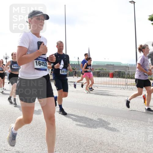 29.06.2025 - hella hamburg halbmarathon Lena Gebhardt http://msf.ph/oto/8416820 29.06.2025 10:42:25 Lombardsbrücke 6828, 1440, 17547, 8459, 16452, 5419, 1107, 1039, 1150, 1360, 1624, 1752, 1929, 1957, 1994, 2069, 2134, 2145, 2401, 2523, 2538, 2580, 2940, 2941, 2974, 3276, 3326, 3568, 3605, 3874, 4329, 4334, 4353, 4735, 4736, 4778, 4885, 4891, 4892, 5403, 5417, 5419, 5671, 5810, 6120, 6136, 6153, 6764, 6828, 6837, 6917, 7040, 7260, 7357, 7513, 7557, 7666, 8014, 8459, 8525, 8526, 8529, 8712, 8816, 8908, 9008, 9223, 9370, 9980, 10027, 10454, 10532, 10623, 10697, 13241 meine-sportfotos.de