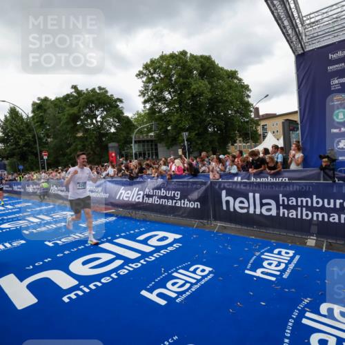 29.06.2025 - hella hamburg halbmarathon Zöllner http://msf.ph/oto/8416828 29.06.2025 10:50:29 Ziel 4127, 4247, 6795, 8153, 8899, 11455, 12035, 12624, 14034, 14626, 17319, 18394 meine-sportfotos.de