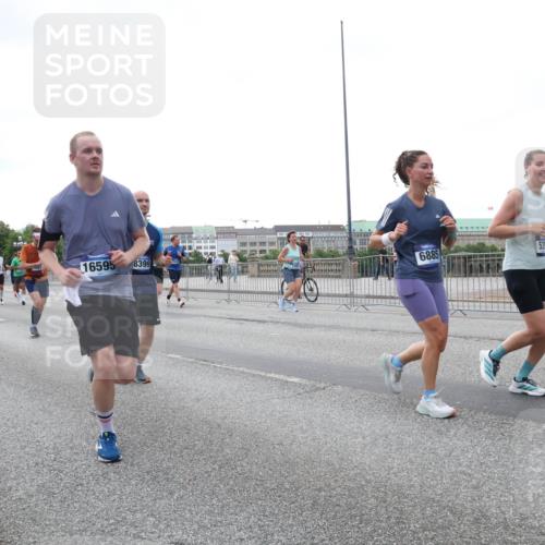 29.06.2025 - hella hamburg halbmarathon Lena Gebhardt http://msf.ph/oto/8416838 29.06.2025 10:51:51 Lombardsbrücke 1083, 16595, 8399, 6885, 521, 1418, 1617, 1978, 1997, 2308, 2484, 2485, 2593, 2736, 2778, 3038, 3240, 3991, 4087, 4598, 4606, 4748, 4808, 4878, 5062, 5291, 5394, 5534, 5716, 5717, 6007, 6091, 6456, 6604, 6885, 6945, 6947, 6954, 7682, 7769, 7841, 7871, 7992, 8125, 8250, 8251, 8399, 8621, 9220, 9340, 9460, 9462, 9582, 9583, 9590, 9594, 9673, 9730, 9763, 10496, 10521, 10533, 10673, 10693, 10830, 11034, 11101, 11268, 11375, 11575, 11875, 12065 meine-sportfotos.de