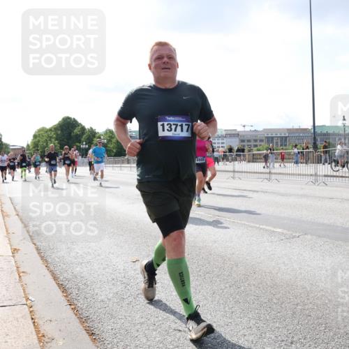 29.06.2025 - hella hamburg halbmarathon Lena Gebhardt http://msf.ph/oto/8416842 29.06.2025 10:05:16 Lombardsbrücke 13717, 8999, 1126, 1559, 1863, 1936, 1981, 2288, 2298, 2424, 2628, 3071, 3413, 3578, 4014, 4220, 4394, 4538, 4782, 4951, 5073, 6059, 6907, 6908, 7302, 7826, 8089, 8999, 9007, 9019, 9075, 9165, 9559, 9680, 10343, 10694, 11088, 11551, 11595, 11784, 11873, 12557, 13221, 13242, 13327, 13717, 14203, 14465, 14642, 16092, 16134, 16357, 16478, 16546, 16579, 16847, 17112, 17707, 17814, 17818, 18189, 18616, 18617, 19034 meine-sportfotos.de