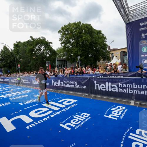 29.06.2025 - hella hamburg halbmarathon Zöllner http://msf.ph/oto/8416846 29.06.2025 10:28:10 Ziel 13383, 14757, 15883 meine-sportfotos.de