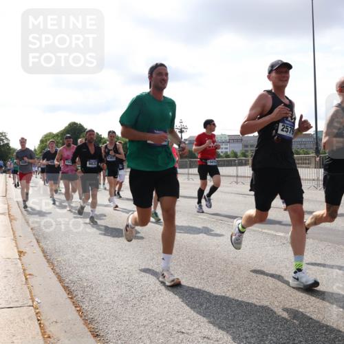 29.06.2025 - hella hamburg halbmarathon Lena Gebhardt http://msf.ph/oto/8416850 29.06.2025 09:51:04 Lombardsbrücke 124, 9833, 5387, 2579, 1046, 1136, 1256, 1441, 1677, 1941, 1962, 2546, 2579, 3056, 3626, 3700, 3947, 4205, 4854, 4888, 4889, 4893, 5026, 5087, 5275, 5387, 5472, 5506, 5508, 5752, 5916, 6080, 6429, 6593, 6639, 6686, 6687, 6721, 6901, 7110, 7116, 7284, 7378, 7635, 7693, 7962, 8091, 8122, 8319, 8574, 8958, 8966, 9262, 9313, 9371, 9380, 9755, 9833, 9885, 10064, 10193, 10415, 10469, 10783, 10922, 11281, 11284, 11305, 11907, 12153, 14201 meine-sportfotos.de
