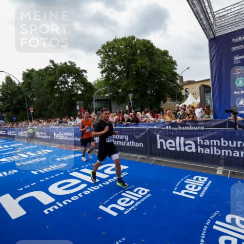29.06.2025 - hella hamburg halbmarathon Zöllner http://msf.ph/oto/8416854 29.06.2025 10:28:10 Ziel 13383, 14757, 15883 meine-sportfotos.de