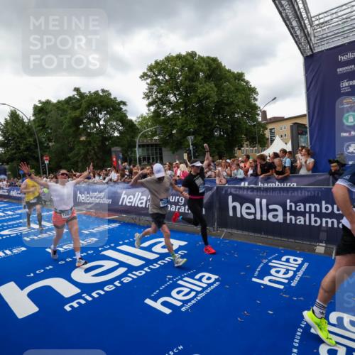 29.06.2025 - hella hamburg halbmarathon Zöllner http://msf.ph/oto/8416865 29.06.2025 10:50:33 Ziel 3414, 4127, 5447, 6282, 6795, 7397, 8153, 8576, 11214, 11455, 12624, 13812, 14626, 15803, 16806, 17179, 17247, 17319, 18394 meine-sportfotos.de