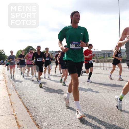 29.06.2025 - hella hamburg halbmarathon Lena Gebhardt http://msf.ph/oto/8416870 29.06.2025 09:51:05 Lombardsbrücke 4888, 9833, 5387, 11922, 148, 2579, 1136, 1256, 1441, 1677, 1912, 1941, 1962, 2546, 2579, 3056, 3626, 3700, 3947, 4854, 4888, 4889, 4893, 5026, 5087, 5275, 5387, 5506, 5508, 5752, 5916, 6080, 6429, 6593, 6639, 6686, 6687, 6721, 6901, 7110, 7116, 7284, 7378, 7635, 7693, 7962, 8091, 8122, 8319, 8574, 8958, 8966, 9262, 9313, 9371, 9380, 9755, 9833, 9885, 10064, 10193, 10415, 10469, 10783, 10922, 11281, 11284, 11305, 11907, 12153, 14201 meine-sportfotos.de