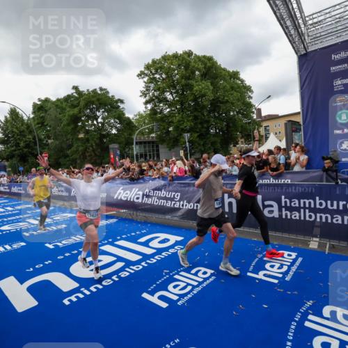 29.06.2025 - hella hamburg halbmarathon Zöllner http://msf.ph/oto/8416871 29.06.2025 10:50:33 Ziel 3414, 4127, 5447, 6282, 6795, 7397, 8153, 8576, 11214, 11455, 12624, 13812, 14626, 15803, 16806, 17179, 17247, 17319, 18394 meine-sportfotos.de