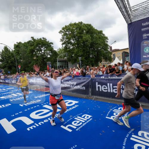 29.06.2025 - hella hamburg halbmarathon Zöllner http://msf.ph/oto/8416875 29.06.2025 10:50:34 Ziel 1750, 3414, 4127, 5447, 6282, 7397, 8153, 8576, 11214, 11455, 12624, 13812, 14626, 15803, 16806, 17179, 17247, 17319, 18006, 18394 meine-sportfotos.de