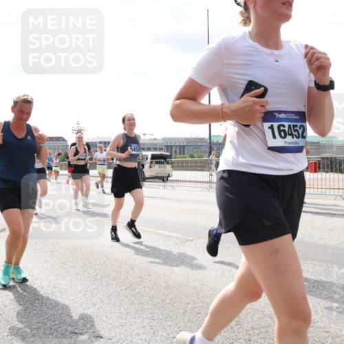 29.06.2025 - hella hamburg halbmarathon Lena Gebhardt http://msf.ph/oto/8416876 29.06.2025 10:42:25 Lombardsbrücke 10842, 8459, 16452, 1039, 1150, 1360, 1624, 1752, 1929, 1957, 1994, 2069, 2134, 2145, 2401, 2523, 2538, 2580, 2940, 2941, 2974, 3276, 3326, 3568, 3605, 3874, 4329, 4334, 4353, 4735, 4736, 4778, 4885, 4891, 4892, 5403, 5417, 5419, 5671, 5810, 6120, 6136, 6153, 6764, 6828, 6837, 6917, 7040, 7260, 7357, 7513, 7557, 7666, 8014, 8459, 8525, 8526, 8529, 8712, 8816, 8908, 9008, 9223, 9370, 9980, 10027, 10454, 10532, 10623, 10697, 13241 meine-sportfotos.de