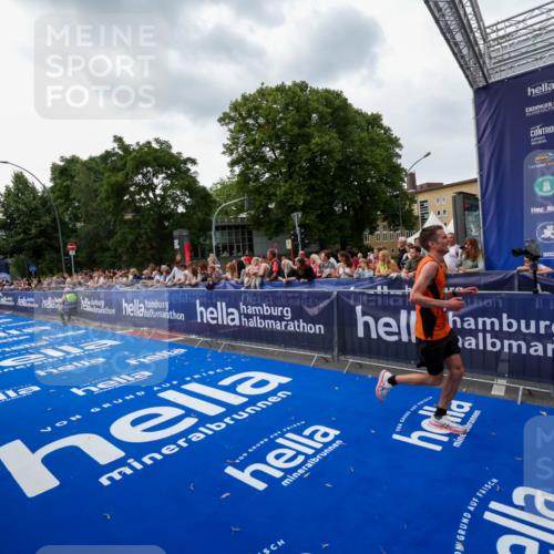 29.06.2025 - hella hamburg halbmarathon Zöllner http://msf.ph/oto/8416881 29.06.2025 10:28:11 Ziel 13383, 14757, 15883 meine-sportfotos.de
