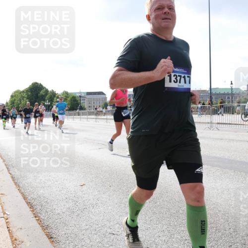 29.06.2025 - hella hamburg halbmarathon Lena Gebhardt http://msf.ph/oto/8416892 29.06.2025 10:05:17 Lombardsbrücke 9001, 13717, 1126, 1559, 1863, 1936, 1981, 2288, 2298, 2424, 2624, 2628, 3071, 3413, 3578, 4014, 4220, 4394, 4538, 4782, 4951, 5073, 6059, 6907, 6908, 7302, 7826, 8089, 8999, 9007, 9019, 9075, 9165, 9559, 9680, 9736, 9737, 9738, 10343, 10694, 11088, 11551, 11595, 11784, 11873, 12557, 13221, 13242, 13327, 13717, 14203, 14465, 14642, 16092, 16134, 16357, 16478, 16546, 16579, 16847, 17112, 17707, 17818, 18189, 18616, 18617, 19034 meine-sportfotos.de