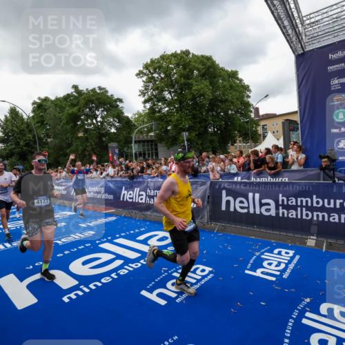 29.06.2025 - hella hamburg halbmarathon Zöllner http://msf.ph/oto/8416900 29.06.2025 10:50:35 Ziel 1750, 3414, 4127, 5447, 6282, 7397, 8153, 8576, 11214, 11455, 12624, 13812, 14626, 15803, 16806, 17179, 17247, 17319, 18006 meine-sportfotos.de