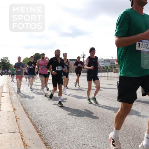 29.06.2025 - hella hamburg halbmarathon Lena Gebhardt http://msf.ph/oto/8416909 29.06.2025 09:51:05 Lombardsbrücke 1888, 4889, 12434, 9833, 87, 17649, 11922, 4, 14811, 1136, 1256, 1441, 1677, 1912, 1941, 1962, 2546, 2579, 3056, 3626, 3700, 3947, 4854, 4888, 4889, 4893, 5026, 5087, 5275, 5387, 5506, 5508, 5752, 5916, 6080, 6429, 6593, 6639, 6686, 6687, 6721, 6901, 7110, 7116, 7284, 7378, 7635, 7693, 7962, 8091, 8122, 8319, 8574, 8958, 8966, 9262, 9313, 9371, 9380, 9755, 9833, 9885, 10064, 10193, 10415, 10469, 10783, 10922, 11281, 11284, 11305, 11907, 12153, 14201 meine-sportfotos.de