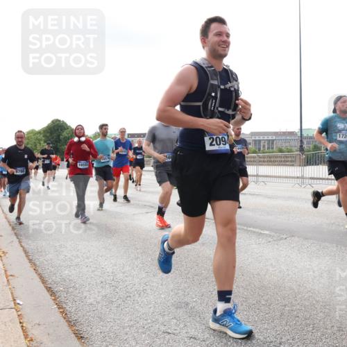 29.06.2025 - hella hamburg halbmarathon Lena Gebhardt http://msf.ph/oto/8416913 29.06.2025 10:17:51 Lombardsbrücke 2094, 16576, 560, 16555, 9798, 17269, 17270, 1015, 1159, 1160, 1204, 1268, 1274, 1325, 1458, 1622, 1641, 1749, 1795, 1982, 2094, 2147, 2259, 2305, 2548, 2860, 2931, 3138, 3292, 3802, 3803, 3977, 4194, 4218, 4852, 5002, 5004, 5290, 5611, 5733, 6254, 6270, 6336, 6352, 6520, 6786, 7011, 7094, 7258, 7291, 7410, 7413, 7566, 7641, 7649, 7838, 7844, 7882, 7883, 8128, 8144, 8210, 8248, 8309, 8351, 8607, 8799, 8895, 9400, 9539, 9717, 9734, 9798, 9848, 9964, 10174, 10332, 10509 meine-sportfotos.de