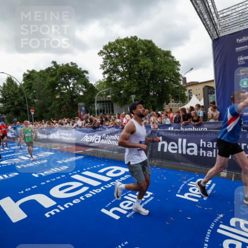 29.06.2025 - hella hamburg halbmarathon Zöllner http://msf.ph/oto/8416930 29.06.2025 10:50:37 Ziel 1399, 1750, 3414, 4346, 5447, 6282, 6662, 7397, 7786, 8153, 8576, 9057, 11214, 13808, 13812, 13875, 14626, 15519, 15803, 16806, 17179, 17247, 17319, 18006 meine-sportfotos.de