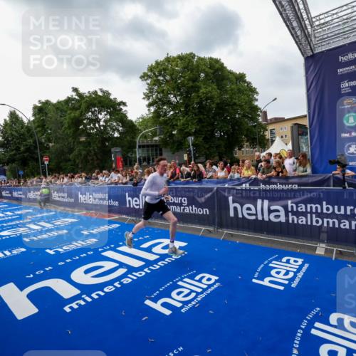 29.06.2025 - hella hamburg halbmarathon Zöllner http://msf.ph/oto/8416933 29.06.2025 10:28:13 Ziel 15883 meine-sportfotos.de
