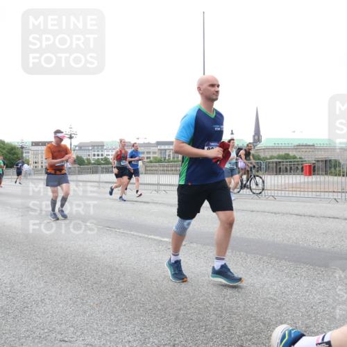 29.06.2025 - hella hamburg halbmarathon Lena Gebhardt http://msf.ph/oto/8416940 29.06.2025 10:51:53 Lombardsbrücke 6007, 991, 1418, 1978, 1997, 2308, 2484, 2485, 2593, 2736, 2778, 3038, 3240, 3991, 4087, 4273, 4598, 4606, 4748, 4808, 4878, 5062, 5291, 5394, 5534, 5716, 5717, 6007, 6091, 6456, 6604, 6885, 6945, 6947, 6954, 6985, 7682, 7769, 7841, 7871, 7992, 8125, 8250, 8251, 8399, 8621, 9220, 9340, 9460, 9462, 9582, 9583, 9590, 9594, 9673, 9730, 10496, 10521, 10533, 10673, 10693, 10830, 11101, 11268, 11375, 11875, 12065 meine-sportfotos.de