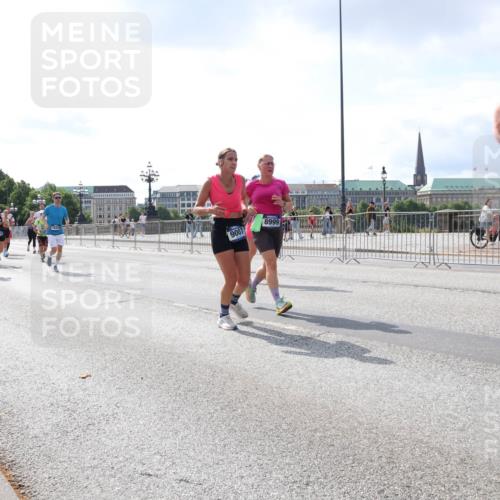 29.06.2025 - hella hamburg halbmarathon Lena Gebhardt http://msf.ph/oto/8416944 29.06.2025 10:05:17 Lombardsbrücke 9007, 8999, 1126, 1559, 1863, 1936, 1981, 2288, 2298, 2424, 2624, 2628, 3071, 3413, 3578, 4014, 4220, 4394, 4538, 4782, 4951, 5073, 6059, 6907, 6908, 7302, 7826, 8089, 8999, 9007, 9019, 9075, 9165, 9559, 9680, 9736, 9737, 9738, 10343, 10694, 11088, 11551, 11595, 11784, 11873, 12557, 13221, 13242, 13327, 13717, 14203, 14465, 14642, 16092, 16134, 16357, 16478, 16546, 16579, 16847, 17112, 17707, 17818, 18189, 18616, 18617, 19034 meine-sportfotos.de