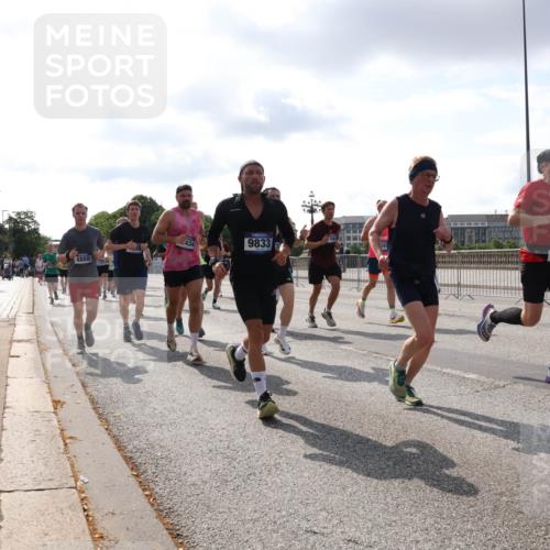 29.06.2025 - hella hamburg halbmarathon Lena Gebhardt http://msf.ph/oto/8416954 29.06.2025 09:51:05 Lombardsbrücke 4888, 9833, 10415, 1136, 1256, 1441, 1677, 1912, 1941, 1962, 2546, 2579, 3056, 3626, 3700, 3947, 4854, 4888, 4889, 4893, 5026, 5087, 5275, 5387, 5506, 5508, 5752, 5916, 6080, 6429, 6593, 6639, 6686, 6687, 6721, 6901, 7110, 7116, 7284, 7378, 7635, 7693, 7962, 8091, 8122, 8319, 8574, 8958, 8966, 9262, 9313, 9371, 9380, 9755, 9833, 9885, 10064, 10193, 10415, 10469, 10783, 10922, 11281, 11284, 11305, 11907, 12153, 14201 meine-sportfotos.de