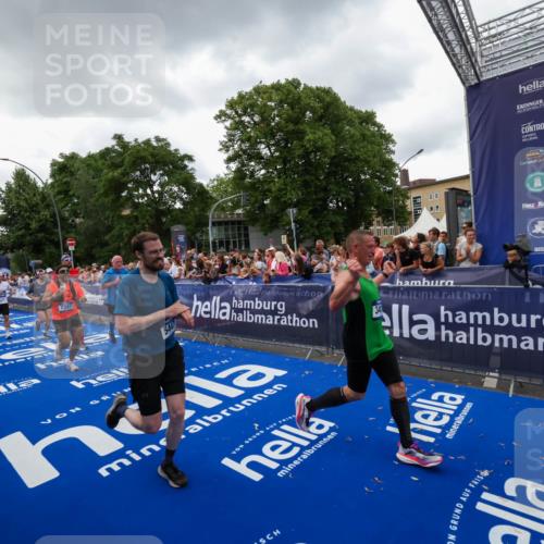 29.06.2025 - hella hamburg halbmarathon Zöllner http://msf.ph/oto/8416956 29.06.2025 10:50:39 Ziel 1399, 1750, 3414, 4346, 5447, 6282, 6662, 7397, 7583, 7786, 8576, 9057, 11214, 13808, 13812, 13875, 15519, 15803, 16291, 16806, 17179, 17247, 18006, 18413 meine-sportfotos.de
