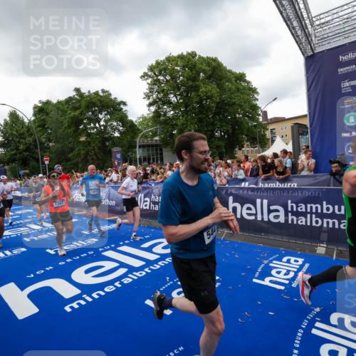 29.06.2025 - hella hamburg halbmarathon Zöllner http://msf.ph/oto/8416962 29.06.2025 10:50:39 Ziel 1399, 1750, 3414, 4346, 5447, 6282, 6662, 7397, 7583, 7786, 8576, 9057, 11214, 13808, 13812, 13875, 15519, 15803, 16291, 16806, 17179, 17247, 18006, 18413 meine-sportfotos.de