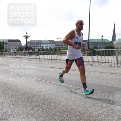 29.06.2025 - hella hamburg halbmarathon Lena Gebhardt http://msf.ph/oto/8416965 29.06.2025 09:40:50 Lombardsbrücke 526, 34, 54, 5253, 6530, 6816, 9151, 9447, 9475, 11210, 11829, 12373, 12678, 14302, 14360, 14766, 15526, 16068, 16245, 16988, 17771, 18930 meine-sportfotos.de