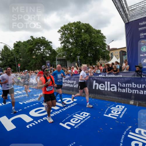 29.06.2025 - hella hamburg halbmarathon Zöllner http://msf.ph/oto/8416966 29.06.2025 10:50:40 Ziel 1399, 1750, 4346, 6282, 6662, 6712, 7397, 7583, 7786, 8576, 9057, 11214, 13808, 13812, 13875, 15519, 15803, 16291, 16806, 17179, 17247, 18006, 18413, 18820 meine-sportfotos.de