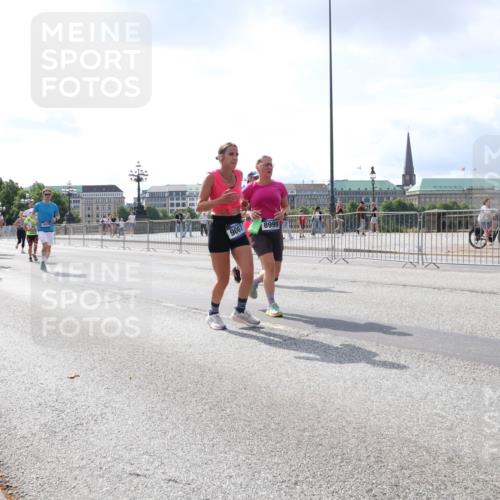 29.06.2025 - hella hamburg halbmarathon Lena Gebhardt http://msf.ph/oto/8416969 29.06.2025 10:05:17 Lombardsbrücke 9007, 8999, 1126, 1559, 1863, 1936, 1981, 2288, 2298, 2424, 2624, 2628, 3071, 3413, 3578, 4014, 4220, 4394, 4538, 4782, 4951, 5073, 6059, 6907, 6908, 7302, 7826, 8089, 8999, 9007, 9019, 9075, 9165, 9559, 9680, 9736, 9737, 9738, 10343, 10694, 11088, 11551, 11595, 11784, 11873, 12557, 13221, 13242, 13327, 13717, 14203, 14465, 14642, 16092, 16134, 16357, 16478, 16546, 16579, 16847, 17112, 17707, 17818, 18189, 18616, 18617, 19034 meine-sportfotos.de