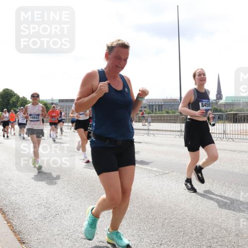 29.06.2025 - hella hamburg halbmarathon Lena Gebhardt http://msf.ph/oto/8416976 29.06.2025 10:42:26 Lombardsbrücke 10842, 6822, 8459, 1039, 1150, 1360, 1624, 1752, 1929, 1957, 1994, 2069, 2134, 2145, 2401, 2523, 2538, 2580, 2940, 2941, 2974, 3276, 3326, 3568, 3605, 3874, 4092, 4329, 4334, 4353, 4735, 4736, 4778, 4885, 4891, 4892, 5403, 5417, 5419, 5671, 5810, 6120, 6136, 6153, 6764, 6828, 6837, 6917, 7040, 7260, 7357, 7513, 7557, 7666, 8014, 8459, 8525, 8526, 8529, 8712, 8816, 8908, 9008, 9223, 9370, 9980, 10027, 10454, 10532, 10697, 12441, 13241 meine-sportfotos.de