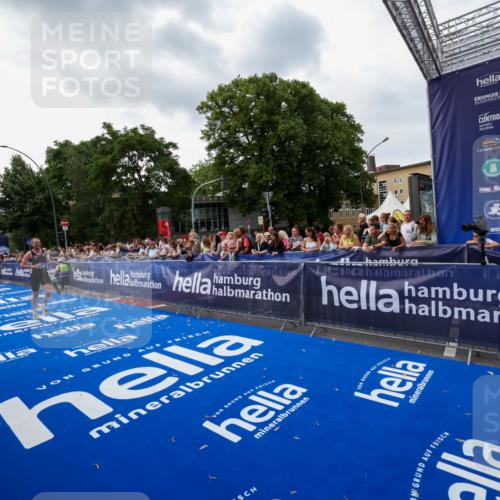 29.06.2025 - hella hamburg halbmarathon Zöllner http://msf.ph/oto/8416991 29.06.2025 10:28:20 Ziel 3075, 7389, 12529, 16711 meine-sportfotos.de