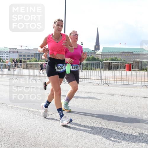 29.06.2025 - hella hamburg halbmarathon Lena Gebhardt http://msf.ph/oto/8416998 29.06.2025 10:05:18 Lombardsbrücke 9007, 8999, 1126, 1559, 1863, 1936, 1981, 2288, 2298, 2424, 2624, 3071, 3413, 3578, 4014, 4220, 4394, 4782, 4951, 5073, 6059, 6907, 6908, 7302, 7826, 8089, 8999, 9007, 9019, 9075, 9165, 9559, 9680, 9736, 9737, 9738, 10343, 10694, 11088, 11551, 11595, 11784, 11873, 12557, 13221, 13242, 13327, 13717, 14203, 14465, 14642, 16092, 16134, 16478, 16546, 16579, 16847, 17112, 17707, 17818, 18189, 18616, 18617, 19034 meine-sportfotos.de