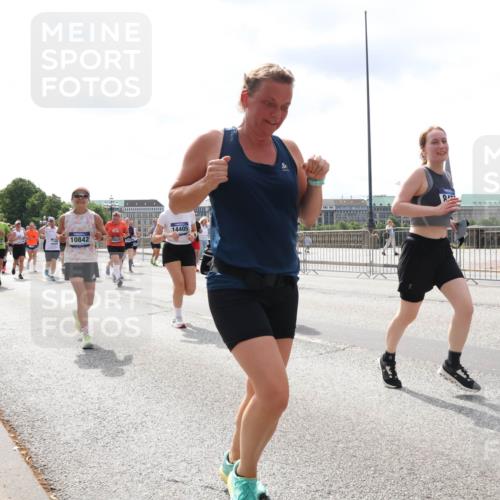 29.06.2025 - hella hamburg halbmarathon Lena Gebhardt http://msf.ph/oto/8417005 29.06.2025 10:42:26 Lombardsbrücke 14405, 10842, 1039, 1150, 1360, 1624, 1752, 1929, 1957, 1994, 2069, 2134, 2145, 2401, 2523, 2538, 2580, 2940, 2941, 2974, 3276, 3326, 3568, 3605, 3874, 4092, 4329, 4334, 4353, 4735, 4736, 4778, 4885, 4891, 4892, 5403, 5417, 5419, 5671, 5810, 6120, 6136, 6153, 6764, 6828, 6837, 6917, 7040, 7260, 7357, 7513, 7557, 7666, 8014, 8459, 8525, 8526, 8529, 8712, 8816, 8908, 9008, 9223, 9370, 9980, 10027, 10454, 10532, 10697, 12441, 13241 meine-sportfotos.de