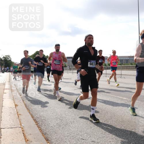 29.06.2025 - hella hamburg halbmarathon Lena Gebhardt http://msf.ph/oto/8417015 29.06.2025 09:51:06 Lombardsbrücke 4888, 4889, 5275, 12434, 9833, 1766, 12915, 1136, 1256, 1441, 1677, 1912, 1941, 1962, 2546, 2579, 3056, 3626, 3700, 3947, 4854, 4888, 4889, 4893, 5026, 5087, 5275, 5387, 5506, 5752, 5916, 6080, 6429, 6593, 6639, 6686, 6687, 6721, 6901, 7110, 7116, 7284, 7378, 7635, 7693, 7962, 8091, 8122, 8319, 8574, 8958, 8966, 9262, 9313, 9371, 9380, 9755, 9833, 9885, 10064, 10193, 10415, 10469, 10783, 11281, 11284, 11305, 11907, 12153, 14201 meine-sportfotos.de