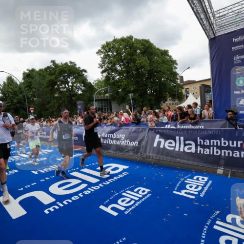 29.06.2025 - hella hamburg halbmarathon Zöllner http://msf.ph/oto/8417019 29.06.2025 10:50:43 Ziel 1399, 1750, 2234, 2788, 4346, 6662, 6712, 7134, 7583, 7786, 7952, 9057, 11356, 13701, 13808, 13875, 15519, 16291, 18006, 18229, 18413, 18820 meine-sportfotos.de
