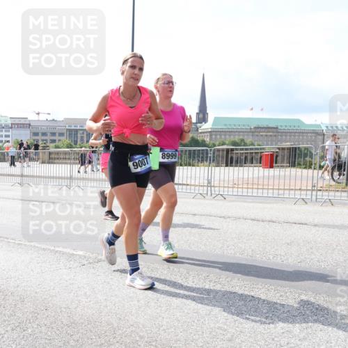 29.06.2025 - hella hamburg halbmarathon Lena Gebhardt http://msf.ph/oto/8417025 29.06.2025 10:05:18 Lombardsbrücke 9007, 8999, 1126, 1559, 1863, 1936, 1981, 2288, 2298, 2424, 2624, 3071, 3413, 3578, 4014, 4220, 4394, 4782, 4951, 5073, 6059, 6907, 6908, 7302, 7826, 8089, 8999, 9007, 9019, 9075, 9165, 9559, 9680, 9736, 9737, 9738, 10343, 10694, 11088, 11551, 11595, 11784, 11873, 12557, 13221, 13242, 13327, 13717, 14203, 14465, 14642, 16092, 16134, 16478, 16546, 16579, 16847, 17112, 17707, 17818, 18189, 18616, 18617, 19034 meine-sportfotos.de