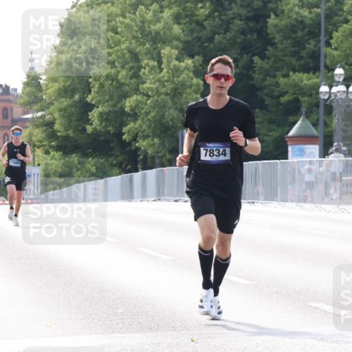 29.06.2025 - hella hamburg halbmarathon Lena Gebhardt http://msf.ph/oto/8417026 29.06.2025 09:41:00 Lombardsbrücke 11624, 7963, 17886, 7834, 5253, 6816, 7834, 7963, 9151, 9475, 11210, 11829, 12373, 14360, 14766, 15526, 17771, 17886, 18930 meine-sportfotos.de