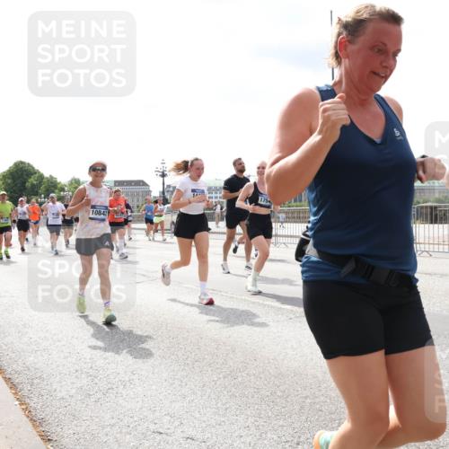 29.06.2025 - hella hamburg halbmarathon Lena Gebhardt http://msf.ph/oto/8417033 29.06.2025 10:42:26 Lombardsbrücke 10842, 1360, 1754, 8459, 1039, 1150, 1360, 1624, 1752, 1929, 1957, 1994, 2069, 2134, 2145, 2401, 2523, 2538, 2580, 2940, 2941, 2974, 3276, 3326, 3568, 3605, 3874, 4092, 4329, 4334, 4353, 4735, 4736, 4778, 4885, 4891, 4892, 5403, 5417, 5419, 5671, 5810, 6120, 6136, 6153, 6764, 6828, 6837, 6917, 7040, 7260, 7357, 7513, 7557, 7666, 8014, 8459, 8525, 8526, 8529, 8712, 8816, 8908, 9008, 9223, 9370, 9980, 10027, 10454, 10532, 10697, 12441, 13241 meine-sportfotos.de