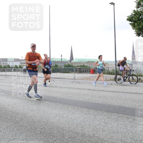 29.06.2025 - hella hamburg halbmarathon Lena Gebhardt http://msf.ph/oto/8417039 29.06.2025 10:51:54 Lombardsbrücke 399, 1418, 1978, 1997, 2308, 2593, 2736, 2778, 3038, 3240, 3991, 4087, 4273, 4436, 4598, 4606, 4748, 4808, 4878, 5062, 5291, 5394, 5534, 5716, 5717, 6007, 6091, 6456, 6604, 6885, 6945, 6947, 6954, 6985, 7682, 7769, 7841, 7871, 7992, 8125, 8250, 8251, 8399, 8621, 9220, 9340, 9460, 9462, 9590, 9594, 9673, 9730, 10496, 10521, 10533, 10673, 10693, 10830, 11101, 11126, 11127, 11268, 11375, 11875, 12065 meine-sportfotos.de