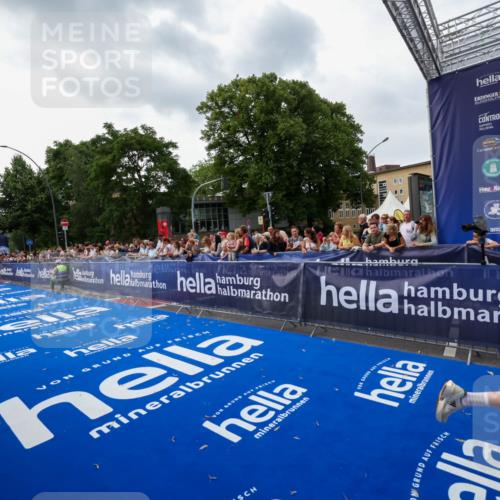 29.06.2025 - hella hamburg halbmarathon Zöllner http://msf.ph/oto/8417045 29.06.2025 10:28:22 Ziel 3075, 7389, 12529, 14140, 16711 meine-sportfotos.de