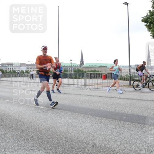 29.06.2025 - hella hamburg halbmarathon Lena Gebhardt http://msf.ph/oto/8417058 29.06.2025 10:51:54 Lombardsbrücke 3991, 1418, 1978, 1997, 2308, 2593, 2736, 2778, 3038, 3240, 3991, 4087, 4273, 4436, 4598, 4606, 4748, 4808, 4878, 5062, 5291, 5394, 5534, 5716, 5717, 6007, 6091, 6456, 6604, 6885, 6945, 6947, 6954, 6985, 7682, 7769, 7841, 7871, 7992, 8125, 8250, 8251, 8399, 8621, 9220, 9340, 9460, 9462, 9590, 9594, 9673, 9730, 10496, 10521, 10533, 10673, 10693, 10830, 11101, 11126, 11127, 11268, 11375, 11875, 12065 meine-sportfotos.de