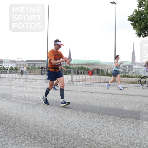 29.06.2025 - hella hamburg halbmarathon Lena Gebhardt http://msf.ph/oto/8417076 29.06.2025 10:51:54 Lombardsbrücke 991, 1418, 1978, 1997, 2308, 2593, 2736, 2778, 3038, 3240, 3991, 4087, 4273, 4436, 4598, 4606, 4748, 4808, 4878, 5062, 5291, 5394, 5534, 5716, 5717, 6007, 6091, 6456, 6604, 6885, 6945, 6947, 6954, 6985, 7682, 7769, 7841, 7871, 7992, 8125, 8250, 8251, 8399, 8621, 9220, 9340, 9460, 9462, 9590, 9594, 9673, 9730, 10496, 10521, 10533, 10673, 10693, 10830, 11101, 11126, 11127, 11268, 11375, 11875, 12065 meine-sportfotos.de