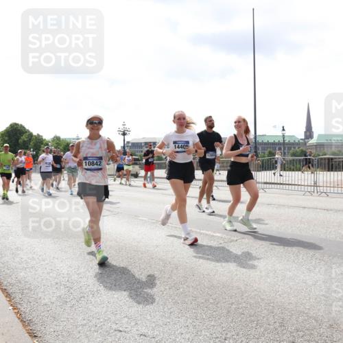 29.06.2025 - hella hamburg halbmarathon Lena Gebhardt http://msf.ph/oto/8417078 29.06.2025 10:42:27 Lombardsbrücke 10842, 14405, 12854, 1039, 1150, 1360, 1624, 1752, 1929, 1957, 1994, 2069, 2134, 2145, 2401, 2523, 2538, 2580, 2940, 2941, 2974, 3276, 3326, 3568, 3605, 3874, 4092, 4329, 4334, 4353, 4735, 4736, 4778, 4885, 4891, 4892, 5403, 5417, 5419, 5671, 5810, 6120, 6136, 6153, 6764, 6828, 6837, 6917, 7040, 7260, 7357, 7513, 7557, 7666, 8014, 8459, 8525, 8526, 8529, 8712, 8816, 9008, 9223, 9370, 9980, 10027, 10454, 10532, 10697, 12441, 13241 meine-sportfotos.de